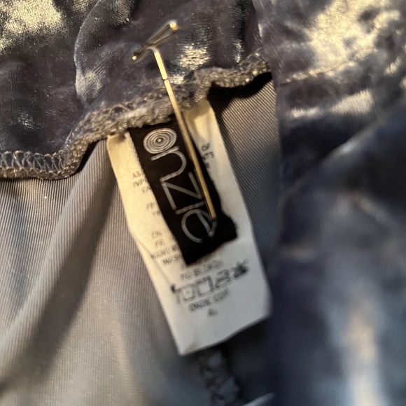 ONZIE Crushed Velvet Flare Leggings/Yoga Athleisure Pants- Size M/L (runs small) - Picture 7 of 11